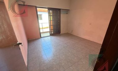 Casa de 5 ambientes con cocheras + monoambiente