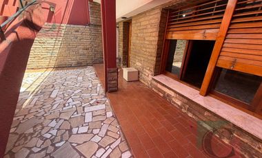 Casa de 5 ambientes con cocheras + monoambiente