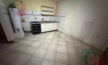 Casa de 5 ambientes con cocheras + monoambiente