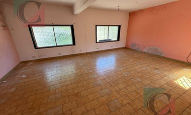 Casa de 5 ambientes con cocheras + monoambiente