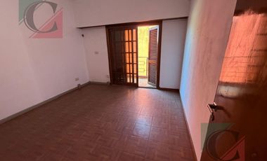 Casa de 5 ambientes con cocheras + monoambiente