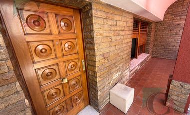 Casa de 5 ambientes con cocheras + monoambiente