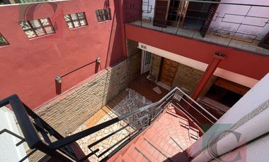 Casa de 5 ambientes con cocheras + monoambiente