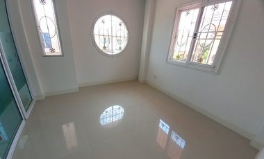 2-storey twin house for sale, Romruen Green Park Project, Wang Noi, newly renovated, close to community areas. Convenient transportation Complete util