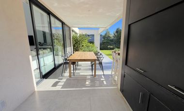 Moderna Propiedad de Diseño con Piscina en La Cándida