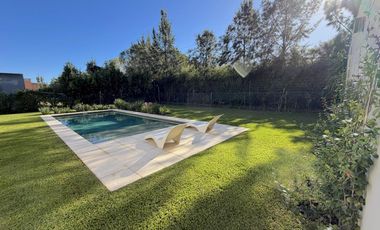 Moderna Propiedad de Diseño con Piscina en La Cándida