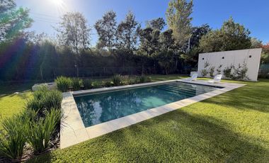Moderna Propiedad de Diseño con Piscina en La Cándida