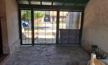 CHALET BIEN UBICADO - IDEAL PARA RECICLAR - ADROGUÉ