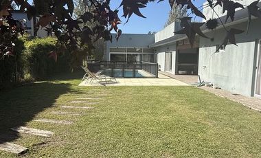 Casa en alquiler. Quintas del Sol, Ezeiza. 4 amb. piscina