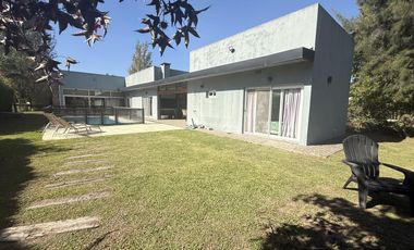 Casa en alquiler. Quintas del Sol, Ezeiza. 4 amb. piscina