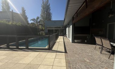 Casa en alquiler. Quintas del Sol, Ezeiza. 4 amb. piscina