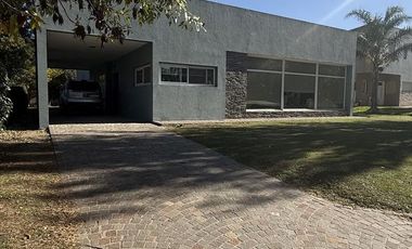 Casa en alquiler. Quintas del Sol, Ezeiza. 4 amb. piscina