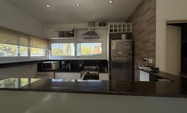 Casa en alquiler. Quintas del Sol, Ezeiza. 4 amb. piscina