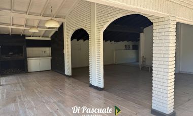 VENTA Quinta Con Dependencia, 2 Quinchos, Pileta y Cancha De Paddle Ideal Inversores - Trujui
