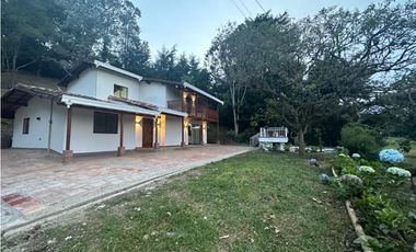 ARRIENDA PLUS INMOBILIARIO. Casa en Santa elena Cerca al D1
