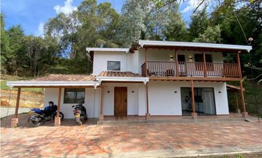 ARRIENDA PLUS INMOBILIARIO. Casa en Santa elena Cerca al D1