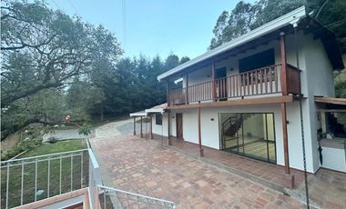 ARRIENDA PLUS INMOBILIARIO. Casa en Santa elena Cerca al D1