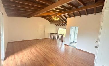 ARRIENDA PLUS INMOBILIARIO. Casa en Santa elena Cerca al D1