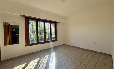 Chalet 4 Ambientes con Parque y Quincho