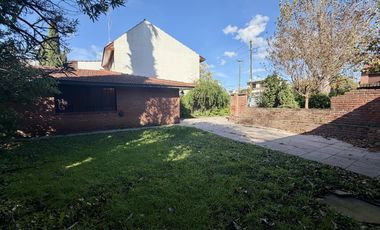 Chalet 4 Ambientes con Parque y Quincho