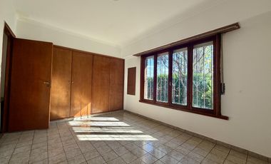 Chalet 4 Ambientes con Parque y Quincho