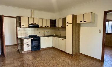Chalet 4 Ambientes con Parque y Quincho
