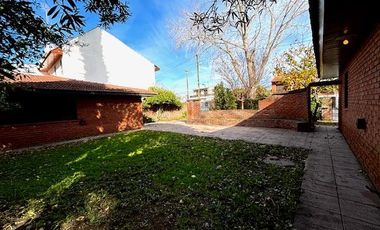 Chalet 4 Ambientes con Parque y Quincho