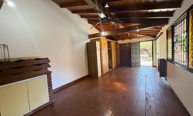Chalet 4 Ambientes con Parque y Quincho
