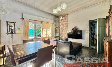 CASA DESARROLLADA EN UNA PLANTA DOS DORMITORIOS, PATIO Y TERRAZA