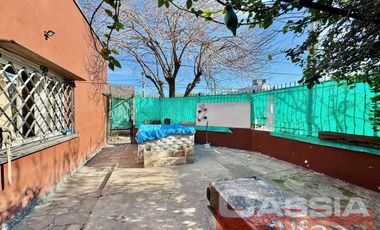 CASA DESARROLLADA EN UNA PLANTA DOS DORMITORIOS, PATIO Y TERRAZA