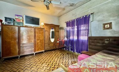 CASA DESARROLLADA EN UNA PLANTA DOS DORMITORIOS, PATIO Y TERRAZA