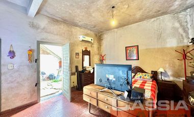 CASA DESARROLLADA EN UNA PLANTA DOS DORMITORIOS, PATIO Y TERRAZA