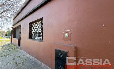 CASA DESARROLLADA EN UNA PLANTA DOS DORMITORIOS, PATIO Y TERRAZA
