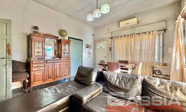 CASA DESARROLLADA EN UNA PLANTA DOS DORMITORIOS, PATIO Y TERRAZA