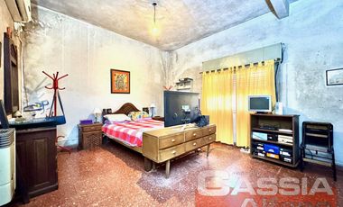 CASA DESARROLLADA EN UNA PLANTA DOS DORMITORIOS, PATIO Y TERRAZA