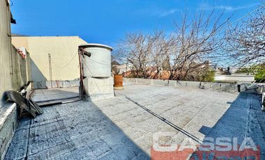 CASA DESARROLLADA EN UNA PLANTA DOS DORMITORIOS, PATIO Y TERRAZA
