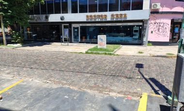Local en block sobre Avda H. Yrigoyen