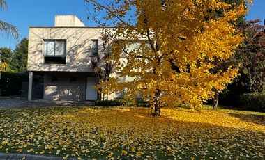 VENTA casa moderna con spa y piscina en Fincas de Iraola Lote Central