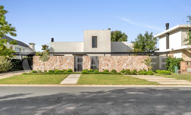 Casa en Las Liebres, 3 dormitorios, jardin y piscina