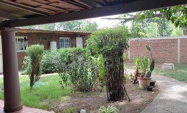 Casa en venta en Longchamps reciclada 3 ambientes en gran terreno