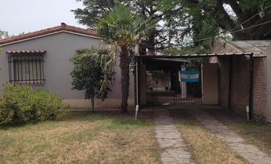 Casa en venta en Longchamps reciclada 3 ambientes en gran terreno