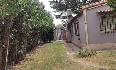 Casa en venta en Longchamps reciclada 3 ambientes en gran terreno