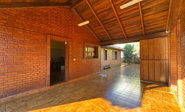 VENTA | IMPORTANTE RESIDENCIA EN ESQUINA – BARRIO TENIS CLUB, OBERÁ