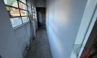 vivienda con local comercial en excelente ubicación