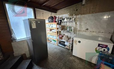 vivienda con local comercial en excelente ubicación