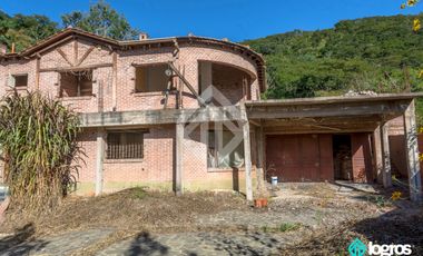 Importante terreno en venta c/ construcción a terminar en Tres Cerritos | Salta