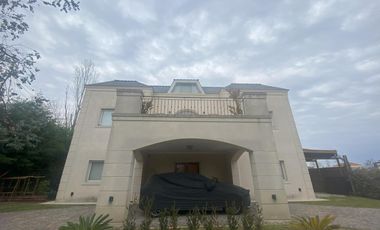 Casa en alquiler temporario, 3 dormitorios en Benavidez, con parrilla