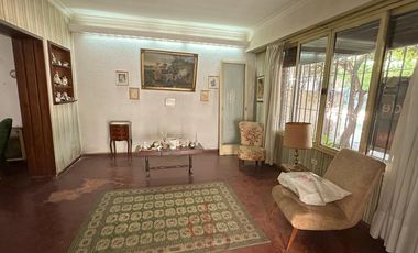 Casa en Venta sobre Avenida Espora. Oportunidad!
