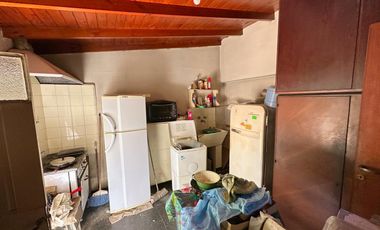 Casa en Venta sobre Avenida Espora. Oportunidad!