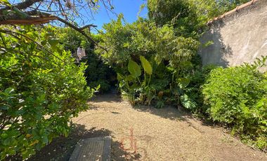 Casa en Venta sobre Avenida Espora. Oportunidad!